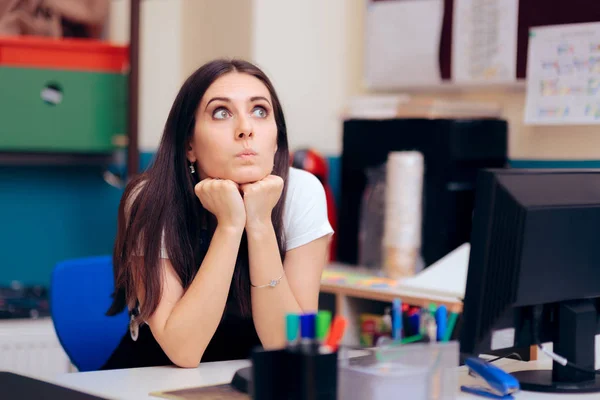 Masa Başı Işi Düşünen Endişeli Bir Ofis Kadını — Stok fotoğraf