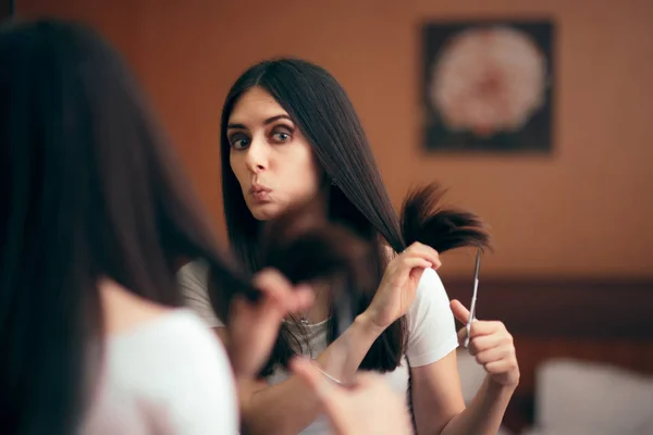Femme Regardant Dans Miroir Coupe Pointes Cheveux Fendus — Photo