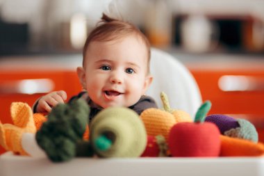Örgü sebzeli Komik Bebek Gıda Çeşitliliğine Başlıyor 