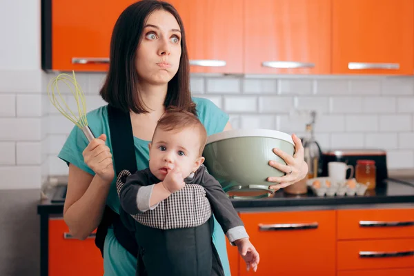Maman Occupée Cuisiner Tenant Bébé Dans Système Portage — Photo