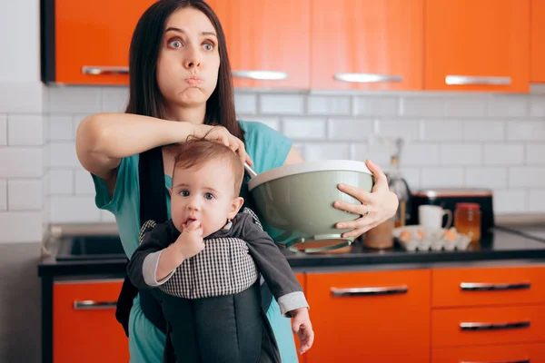 Απασχολημένη Μαμά Μαγείρεμα Κρατώντας Μωρό Στο Σύστημα Carrier Babywearing — Φωτογραφία Αρχείου