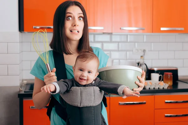 Maman Occupée Cuisiner Tenant Bébé Dans Système Portage — Photo