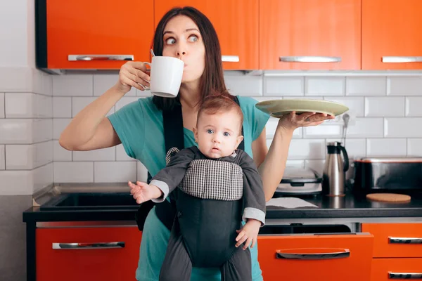 Zajęty Wielozadaniowa Mama Dzieckiem Kubek Kawy Naczynia — Zdjęcie stockowe