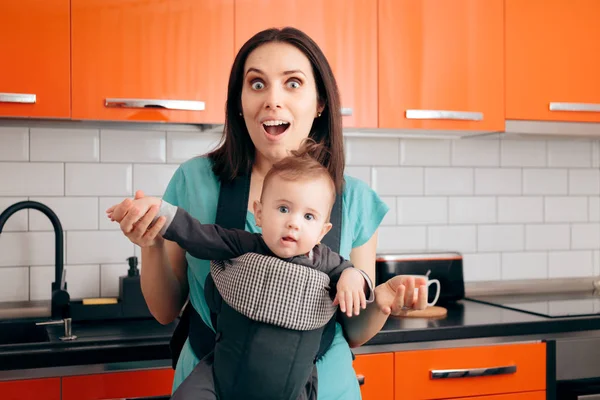 Ευτυχισμένη Μητέρα Κρατώντας Μωρό Στο Carrier Στην Κουζίνα — Φωτογραφία Αρχείου