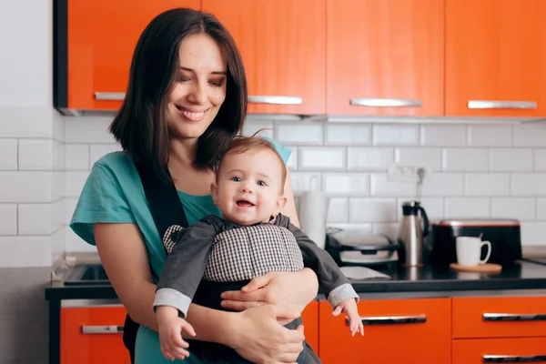 Gelukkig Moeder Holding Baby Drager Keuken — Stockfoto