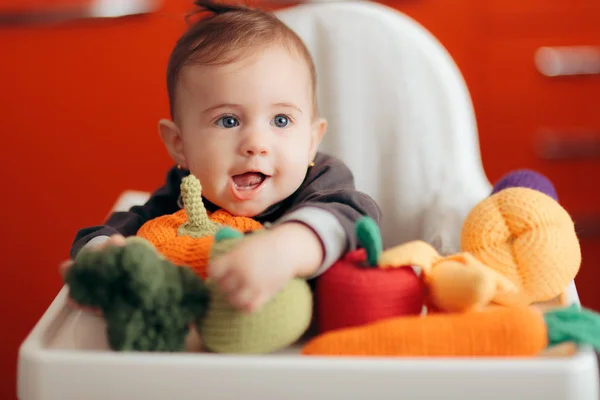 Funny Baby Knitted Vegetables Start Food Diversification Dalam Bahasa Inggris — Stok Foto