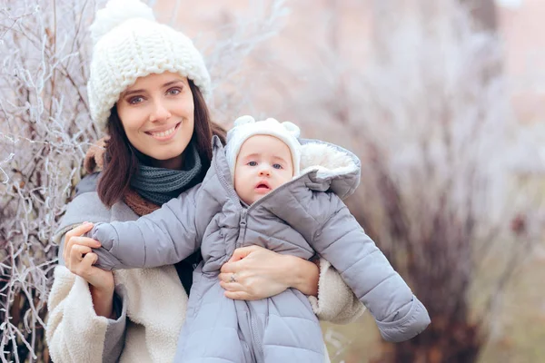 Anya Elviszi Babát Sétálni Télen — Stock Fotó
