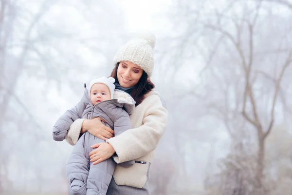 Anya Elviszi Babát Sétálni Télen — Stock Fotó