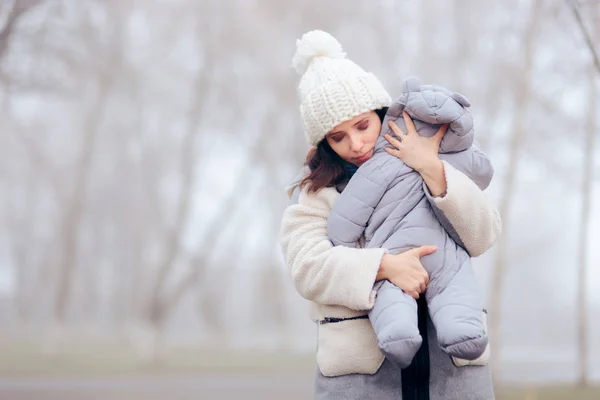 Aggódó Túlzott Védő Anya Gazdaság Baba Cold Weather — Stock Fotó