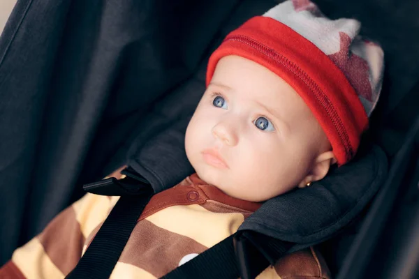 Bayi Kecil Yang Lucu Mengenakan Topi Kursi Stroller — Stok Foto