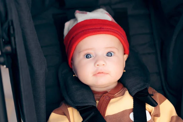 Mignon Petit Bébé Portant Chapeau Assis Dans Poussette — Photo