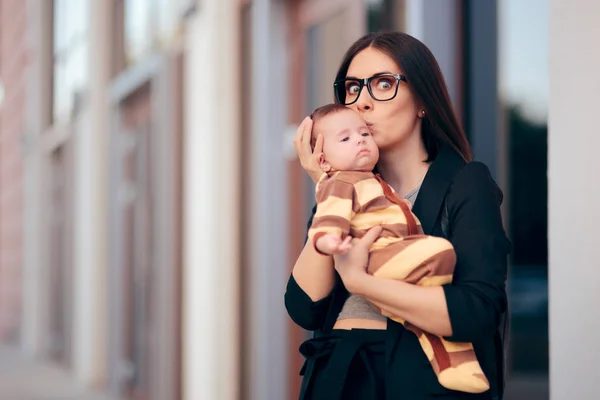 Takım Elbiseli Zarif Kadın Bebeğini Tutuyor — Stok fotoğraf
