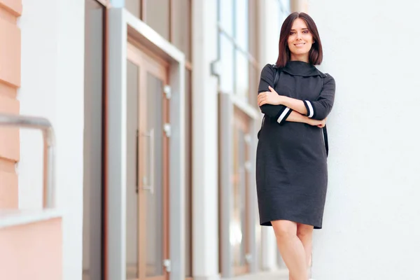 Mujer Vestido Estilo Deportivo Casual Con Mochila — Foto de Stock