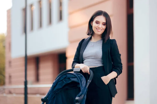 Kvinnan Bär Blazer Pushing Baby Barnvagn — Stockfoto