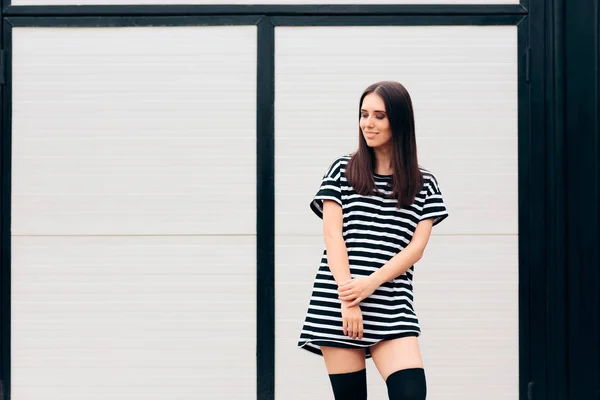 Coole Mode Mädchen Trägt Lange Schwarze Socken Und Hemdkleid — Stockfoto