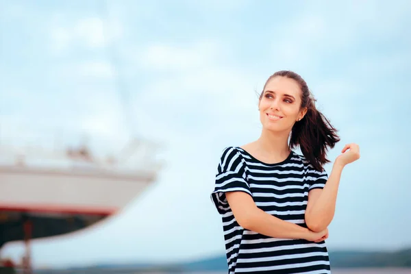 Portret Letniej Dziewczyny Zwiedzającej Port — Zdjęcie stockowe