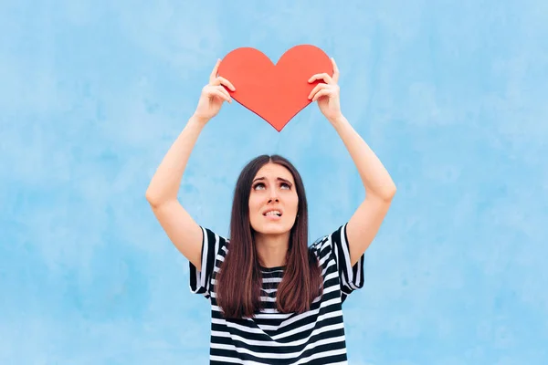 Sad Girl Amor Sosteniendo Gran Corazón Rojo —  Fotos de Stock