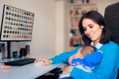 Serbest Çalışan Anne Ev Kucağında Bebek Çalışıyor