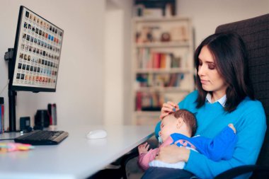 Serbest Çalışan Anne Ev Kucağında Bebek Çalışıyor