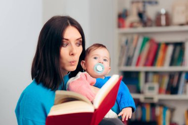 Komik Anne Bebeğine Masal Kitabı Okuyor