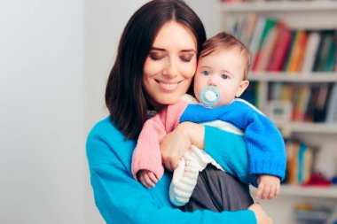 Mutlu bir anne ve bebeğinin portresi 