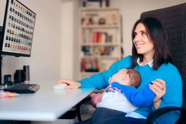 Freelancer Mother Working Home Holding Baby — Stockfoto