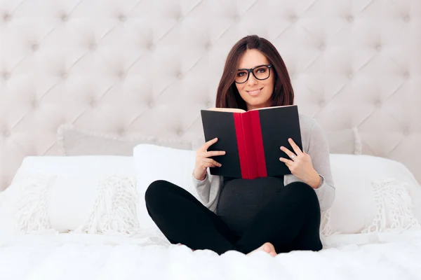 Schwangere Liest Buch Bett — Stockfoto