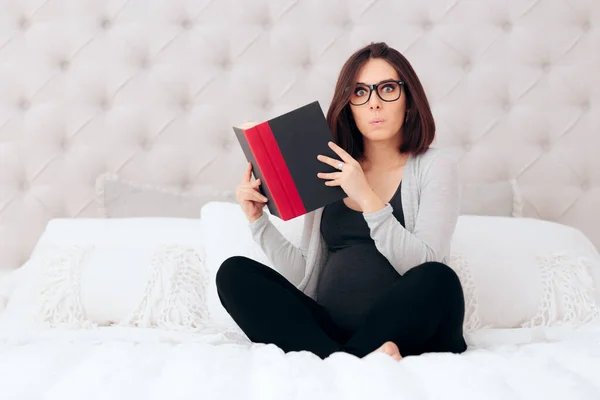 Έγκυος Γυναίκα Διαβάζοντας Ένα Βιβλίο Στο Κρεβάτι — Φωτογραφία Αρχείου
