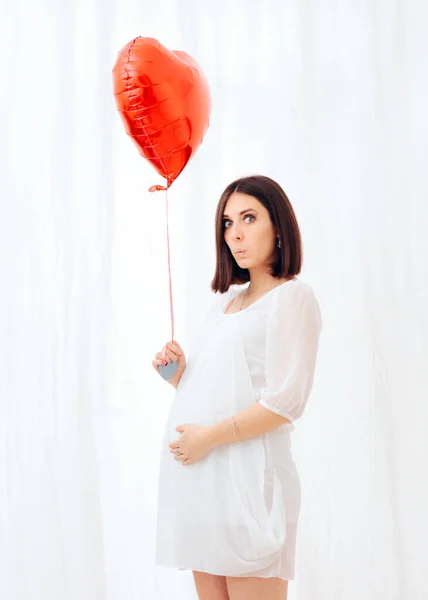 Mulher Grávida Com Balão Coração Retrato Maternidade — Fotografia de Stock