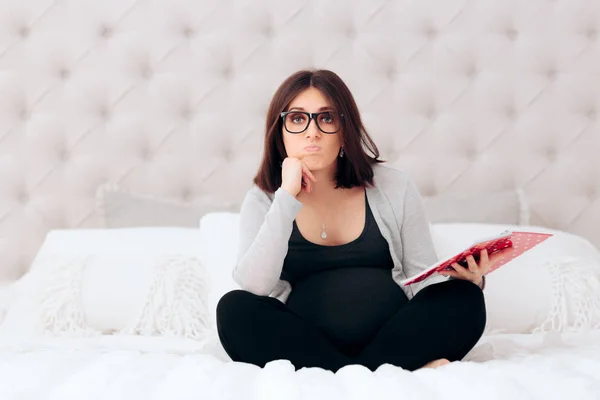 Mulher Grávida Estressada Infeliz Segurando Diário — Fotografia de Stock