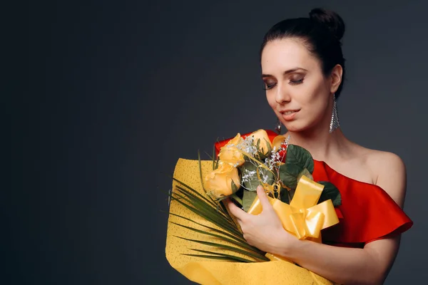 Bella Donna Elegante Che Riceve Mazzo Fiori — Foto Stock