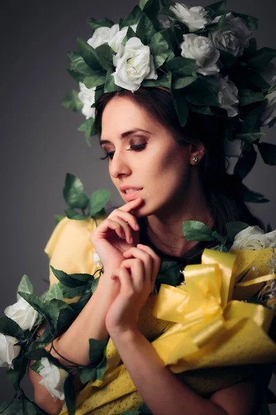 Floral Fairy Mit Rosen Und Blumenstrauß Fantasy Portrait — Stockfoto