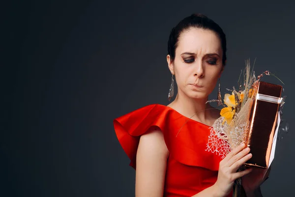 Mujer Divertida Recibiendo Mal Regalo Por Aniversario — Foto de Stock