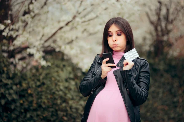 妊娠中の女性保有薬 スマートフォンのチェック — ストック写真
