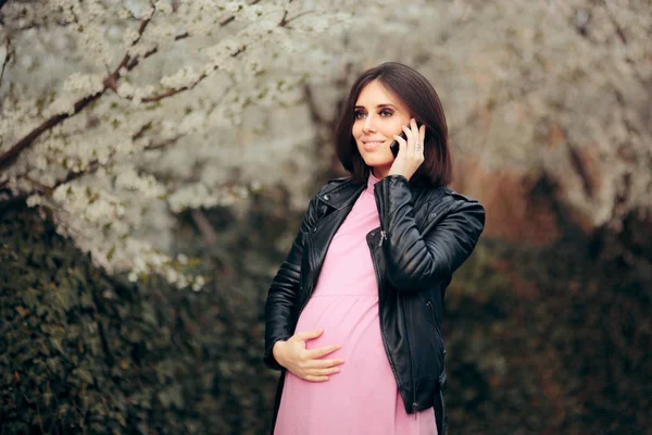 Έγκυος Γυναίκα Μιλώντας Στο Τηλέφωνο Κάνοντας Ραντεβού — Φωτογραφία Αρχείου