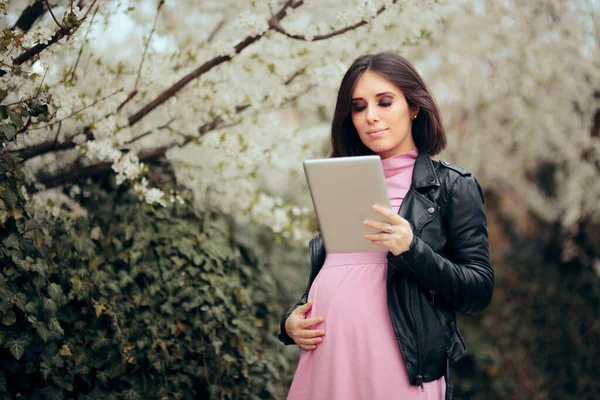 Mulher Grávida Com Tablet Estação Primavera Florescendo — Fotografia de Stock