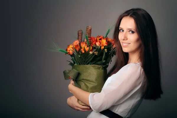 Vacker Elegant Kvinna Som Håller Blomsterarrangemang — Stockfoto