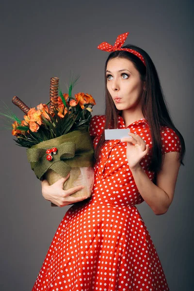 Vidám Retro Lány Fogadó Virág Csokor Titkos Admirer — Stock Fotó