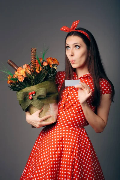 Glada Retro Girl Mottagande Blomma Bukett Från Hemliga Beundrare — Stockfoto