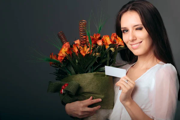 Mulher Bonita Recebendo Arranjo Flores Amor Nota — Fotografia de Stock