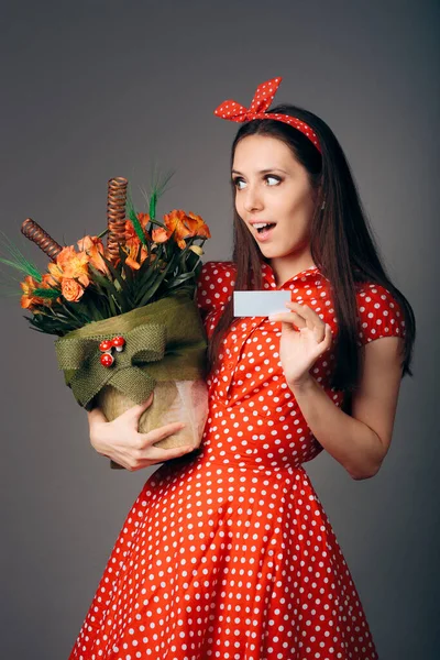 Glada Retro Girl Mottagande Blomma Bukett Från Hemliga Beundrare — Stockfoto
