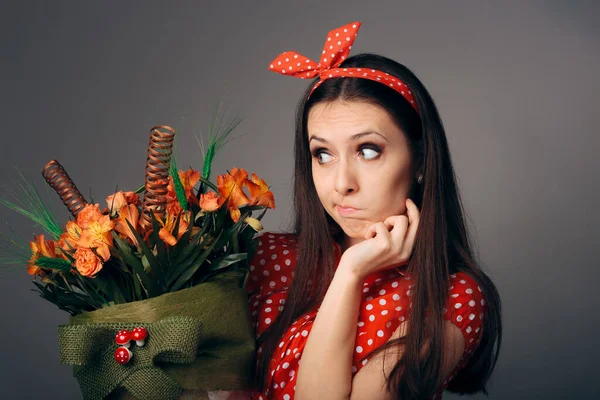 Perplejo Retro Chica Preguntándose Quién Envió Sus Flores — Foto de Stock