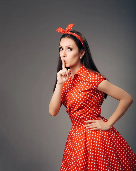 Retro Mädchen Vintage Kleid Mit Finger Auf Den Lippen — Stockfoto