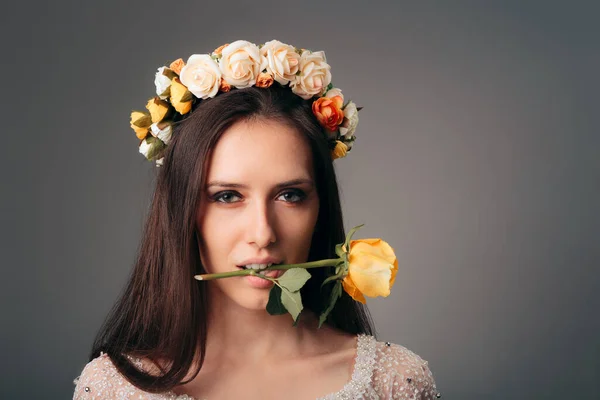 Mujer Usando Flor Corona Sosteniendo Rosa Boca —  Fotos de Stock