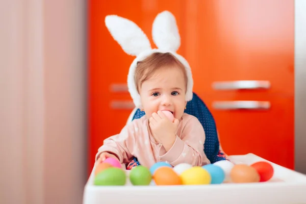 Bayi Memakai Telinga Bunny Bermain Dengan Telur Paskah — Stok Foto