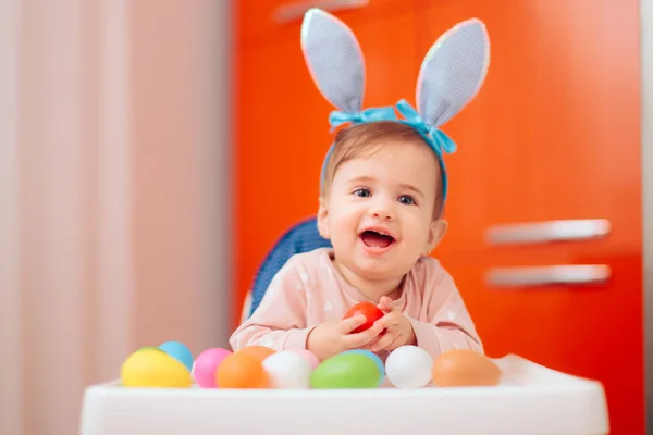 Bayi Memakai Telinga Bunny Bermain Dengan Telur Paskah — Stok Foto