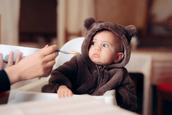 Funny Baby Duduk Highchair Menolak Untuk Makan — Stok Foto