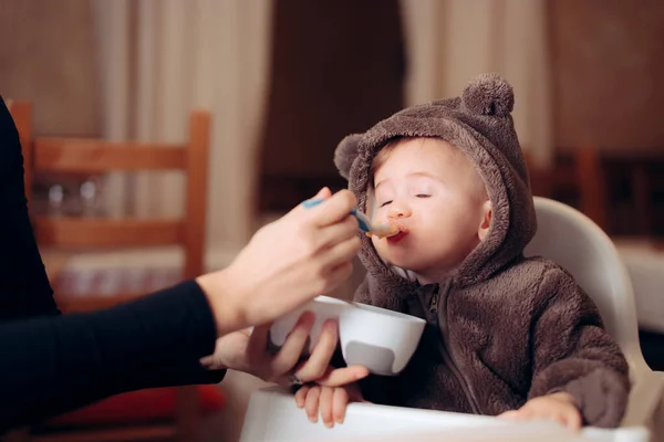 Bayi Makan Sehat Makanan Duduk Kursi Restoran — Stok Foto