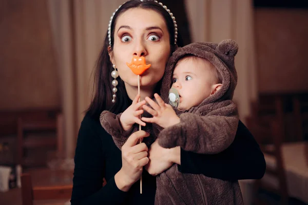 Mère Drôle Avec Accessoire Fête Tenant Bébé — Photo
