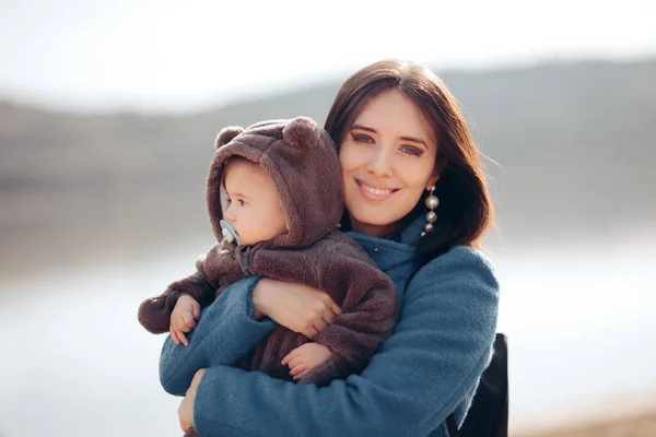 Happy Mother Traveling Her Baby Nature — Stock Photo, Image